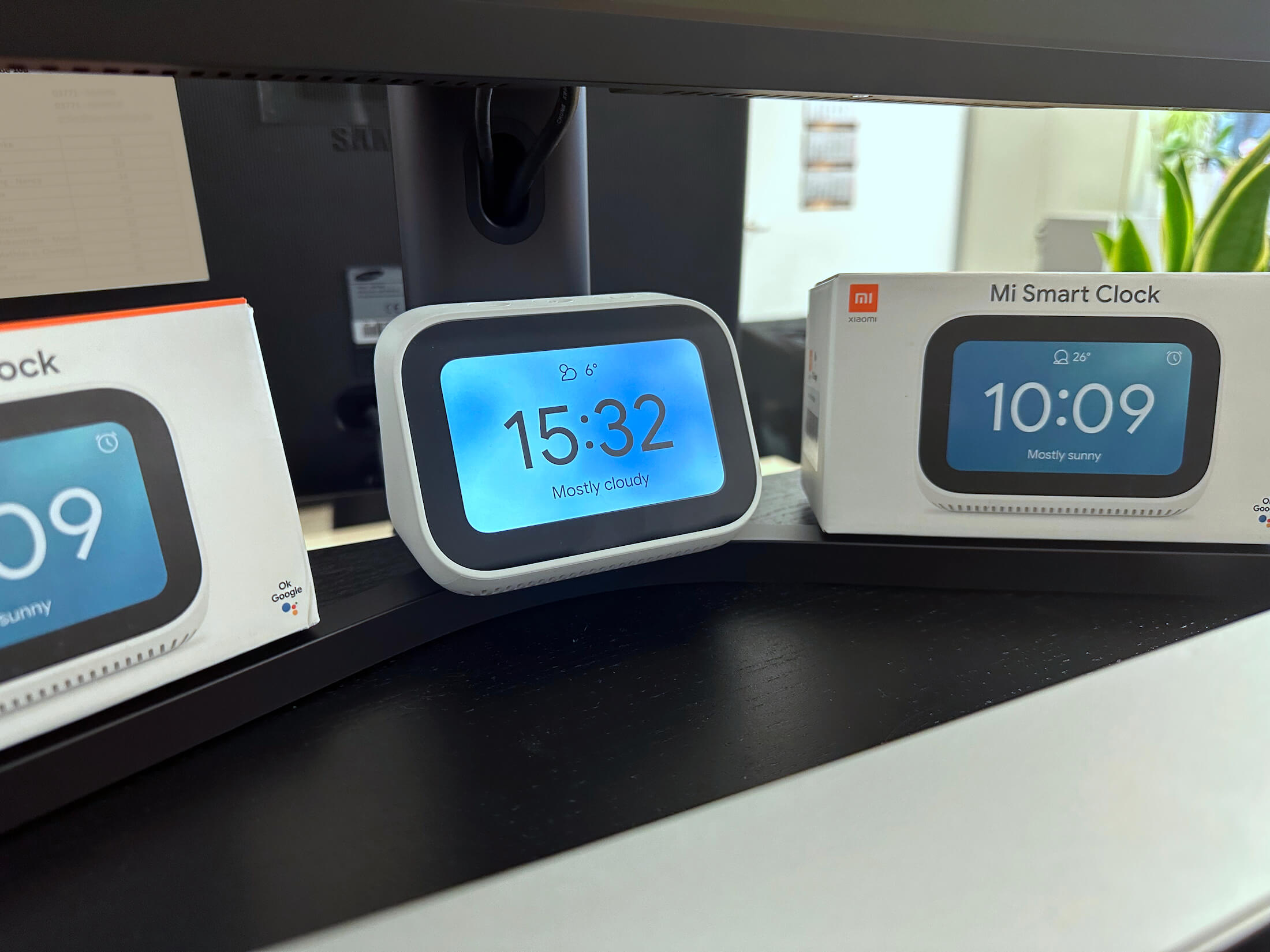 Xiaomi Mi Smart Clock bei uns im Büro, passt bequem unter den Bildschirm