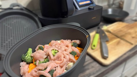 Xiaomi Smart Cooking Robot. Unsere Inbetriebnahme. Gemüse mit Hühnchen, innerhalb von 2 Minuten geschnitten und eingefüllt.